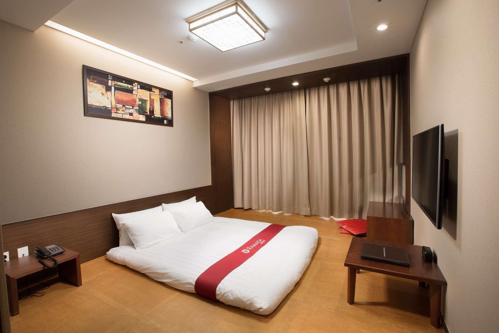 Hotel Ramada By Wyndham Jeonju Exterior foto
